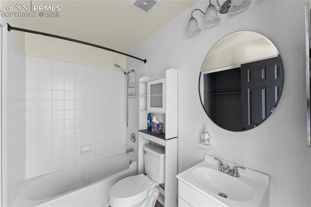 Image 11 of 22: Bathroom