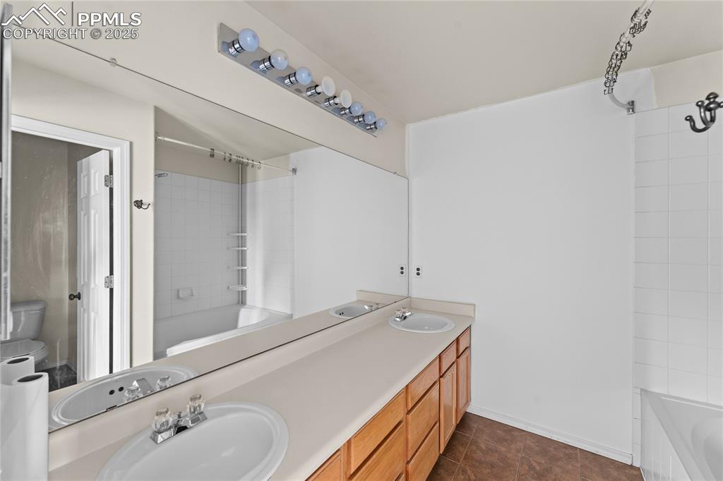 Image 14 of 22: Bathroom