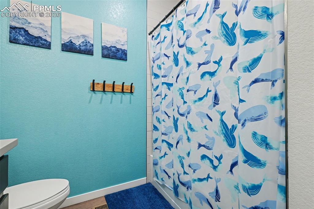 Image 32 of 35: Bathroom