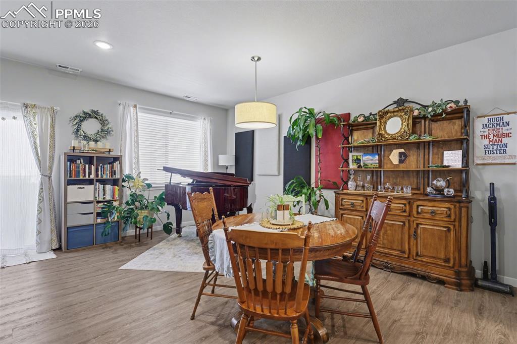 Image 7 of 35: Dining Area