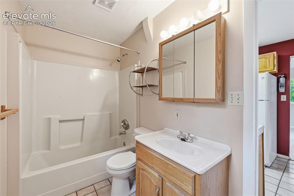 Image 13 of 20: Bathroom