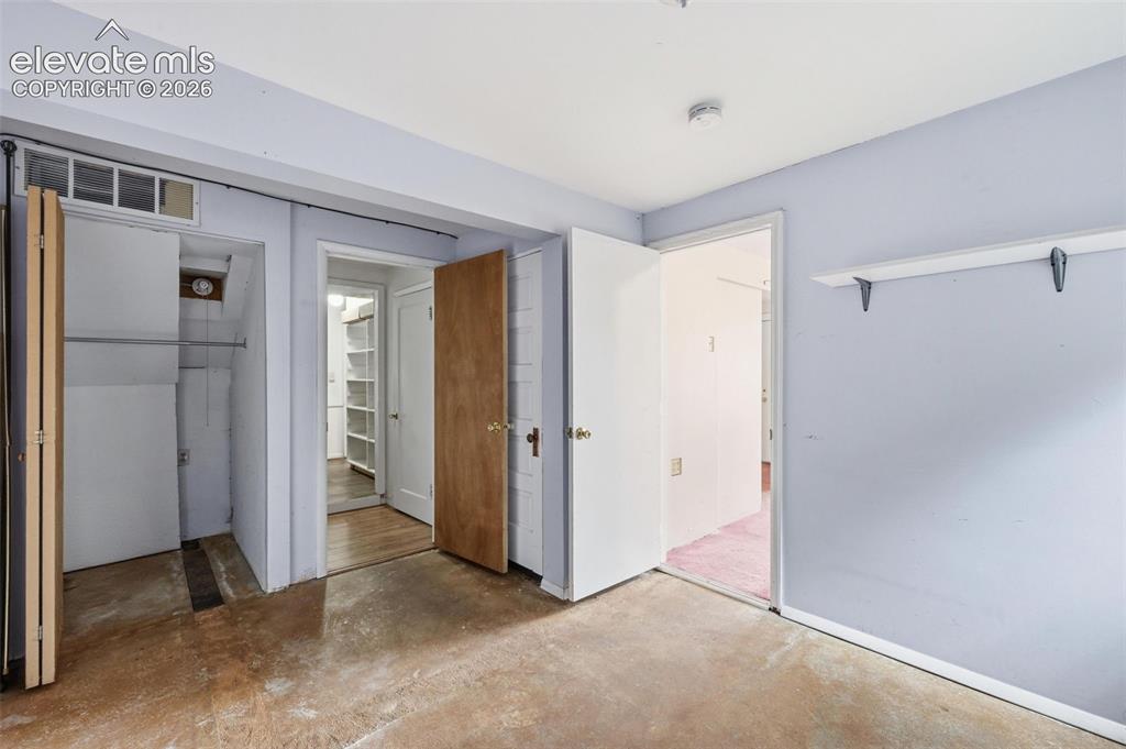 Image 18 of 20: Bedroom