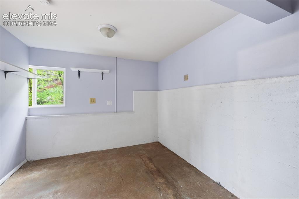 Image 19 of 20: Bedroom