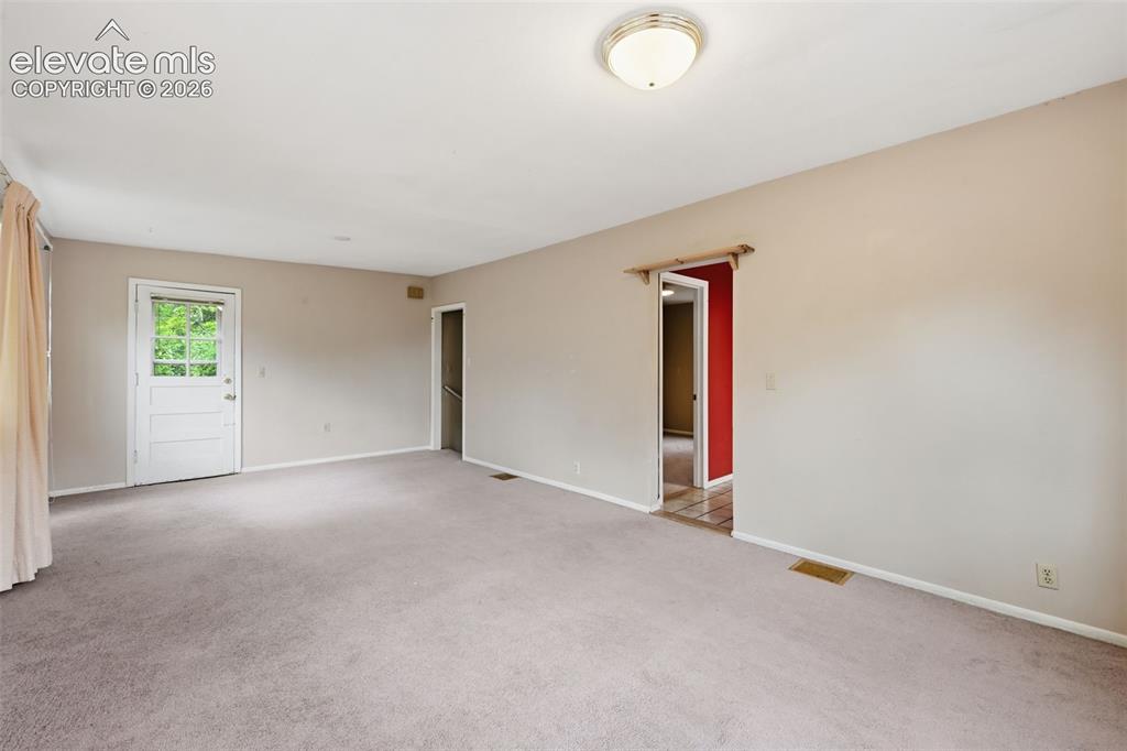 Image 4 of 20: Living Room