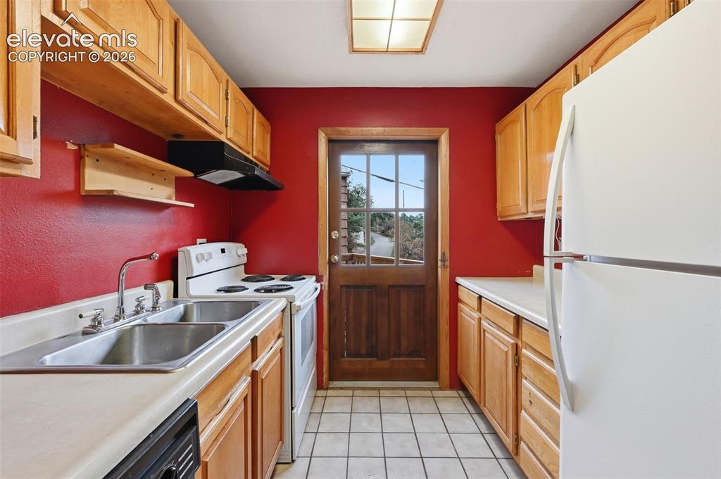 Image 6 of 20: Kitchen