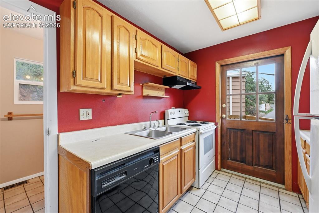 Image 7 of 20: Kitchen