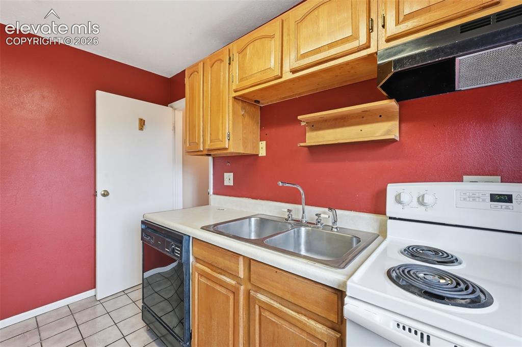 Image 8 of 20: Kitchen