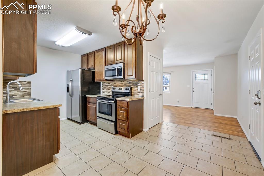 Image 12 of 50: Kitchen