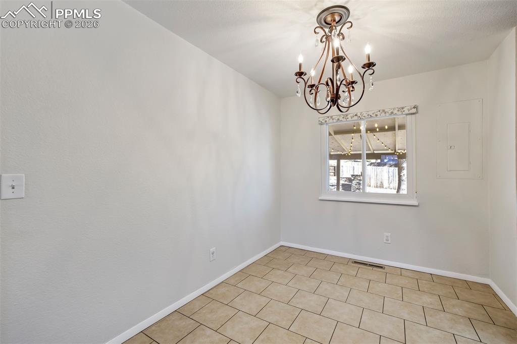 Image 13 of 50: Dining Area