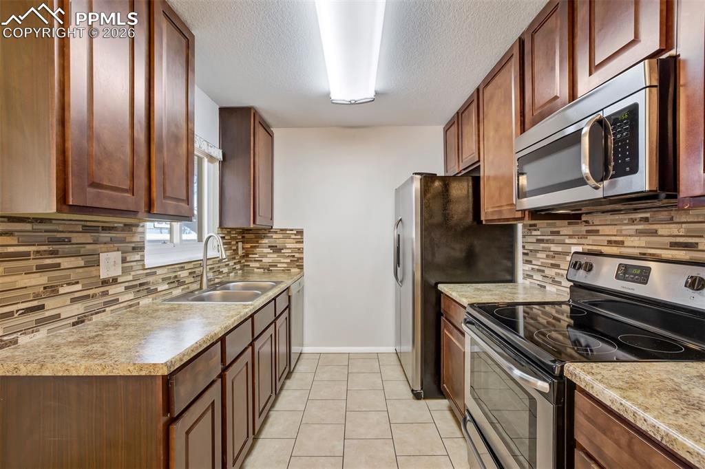 Image 14 of 50: Kitchen