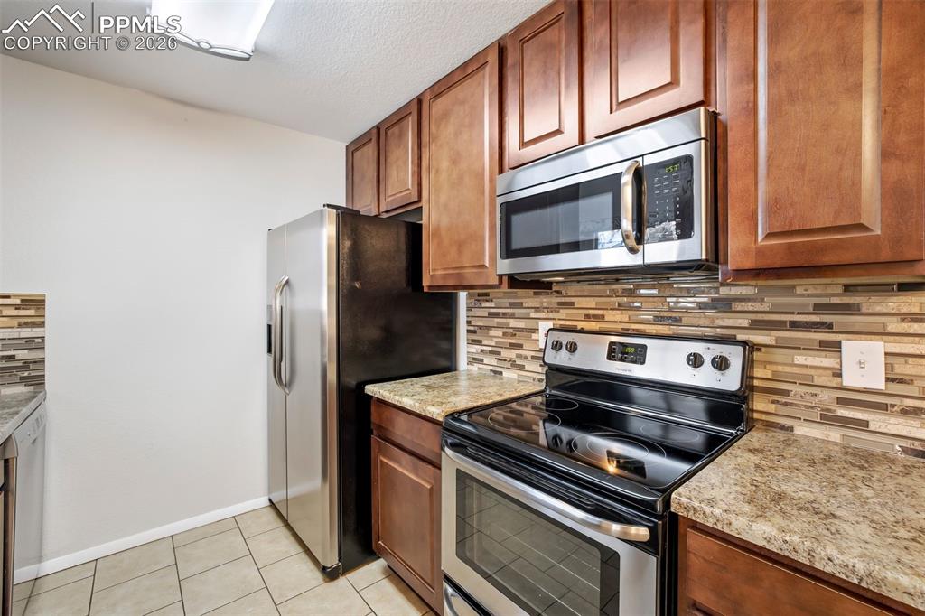 Image 15 of 50: Kitchen