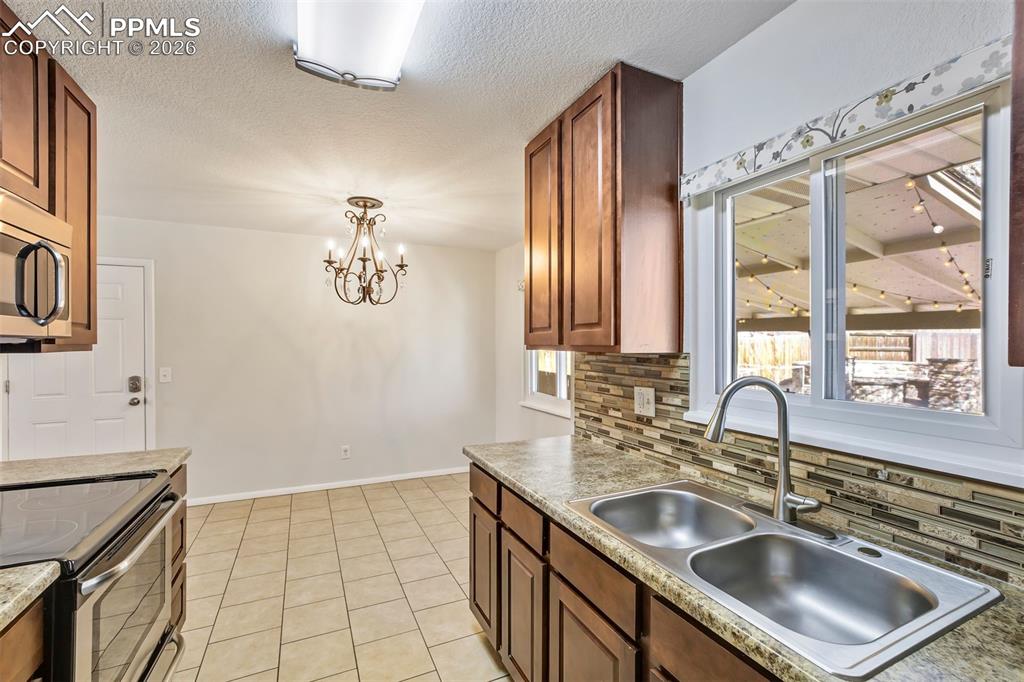 Image 16 of 50: Kitchen