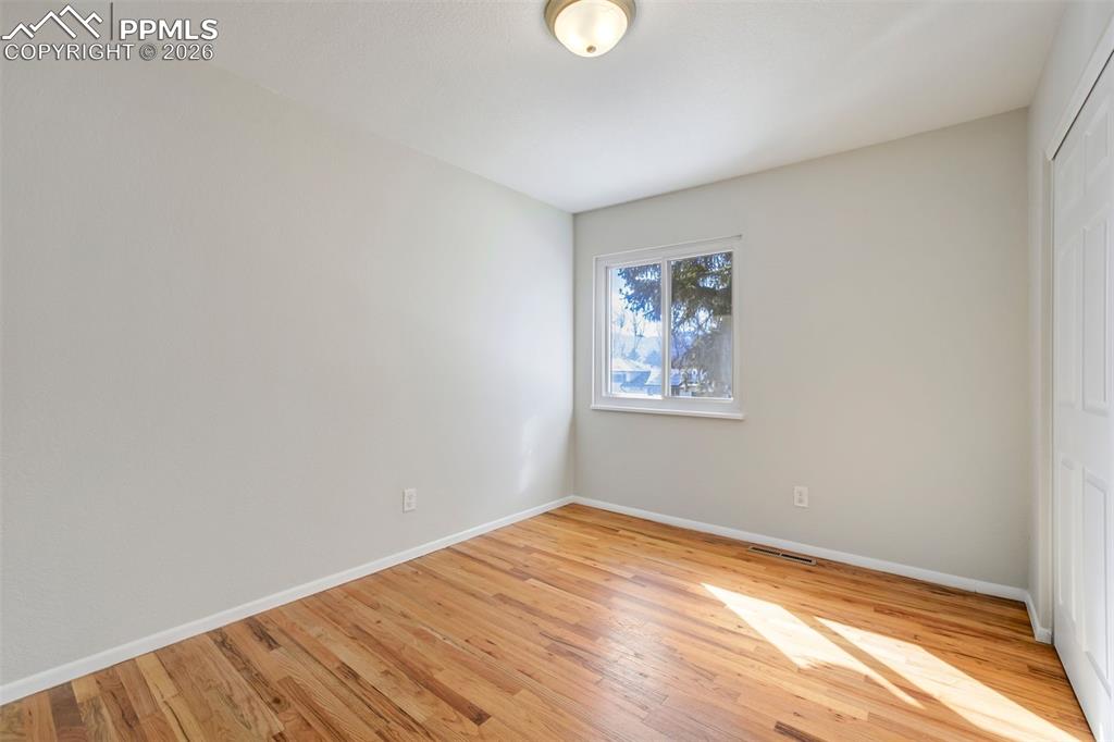 Image 21 of 50: Bedroom