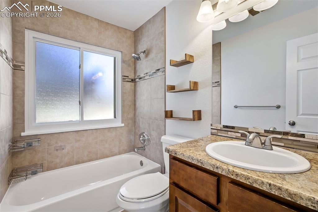 Image 26 of 50: Bathroom