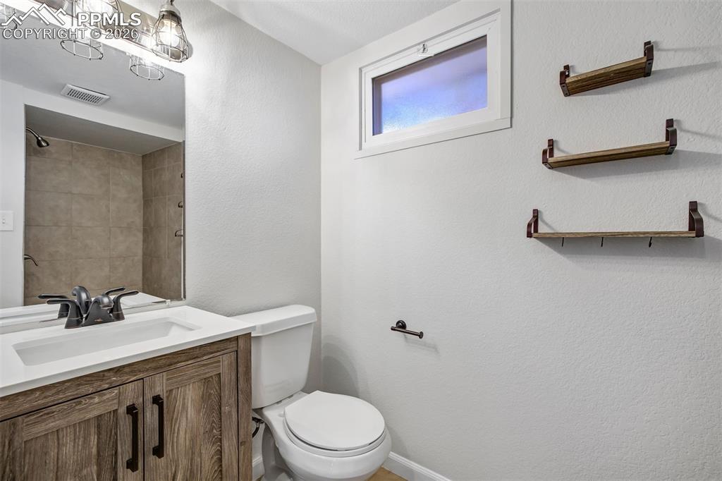 Image 34 of 50: Bathroom