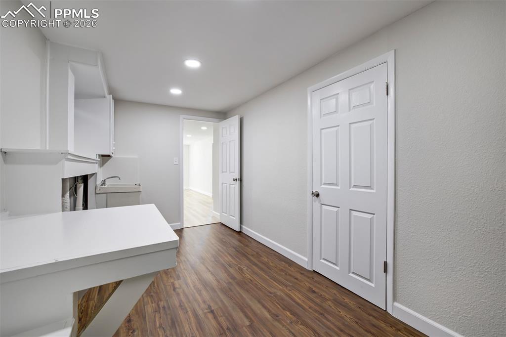 Image 38 of 50: Office