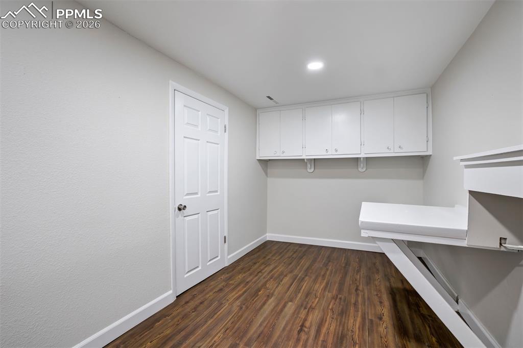 Image 40 of 50: Laundry