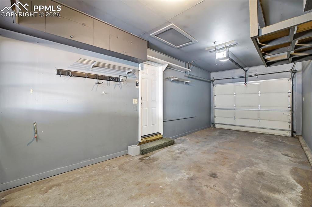 Image 41 of 50: Garage