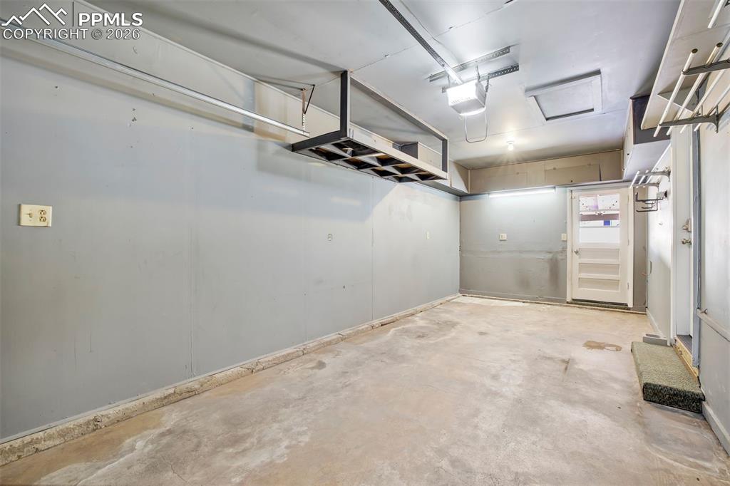 Image 42 of 50: Garage