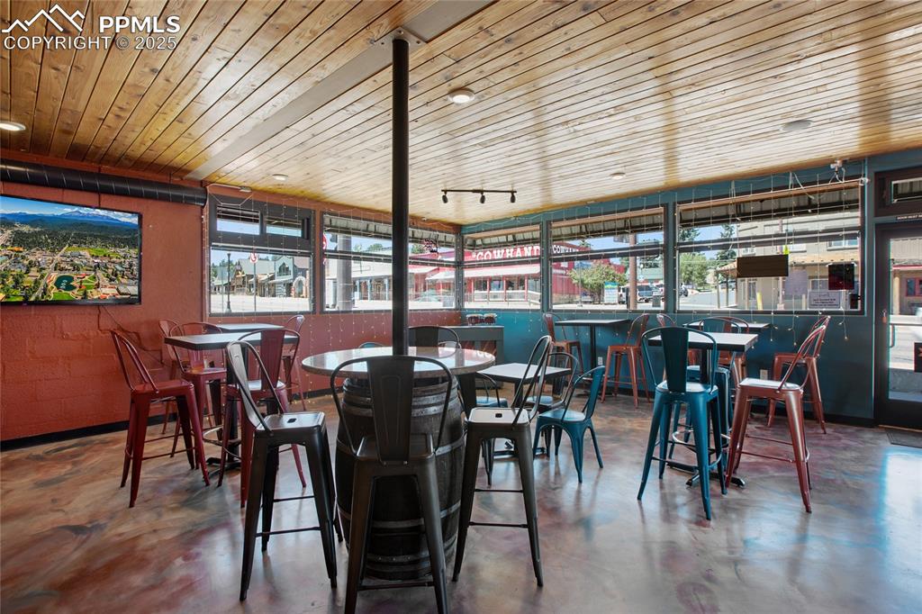 Image 18 of 48: Dining Area