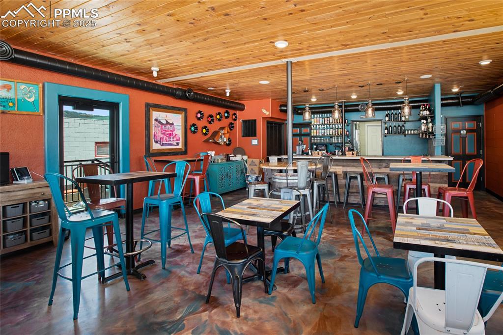 Image 21 of 48: Dining Area