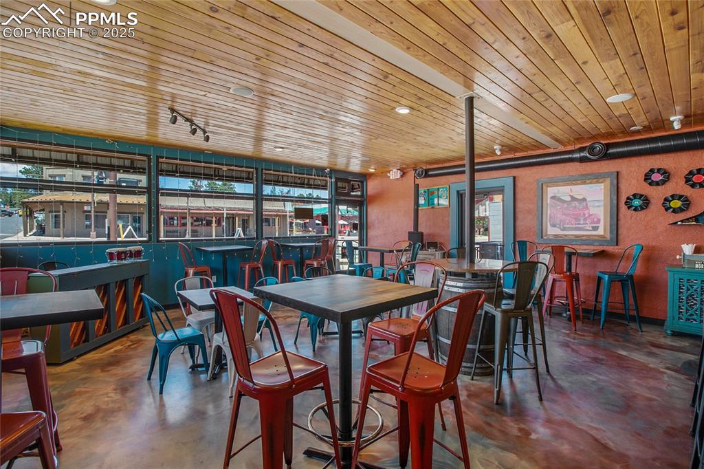 Image 26 of 48: Dining Area