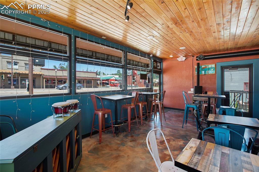 Image 28 of 48: Dining Area