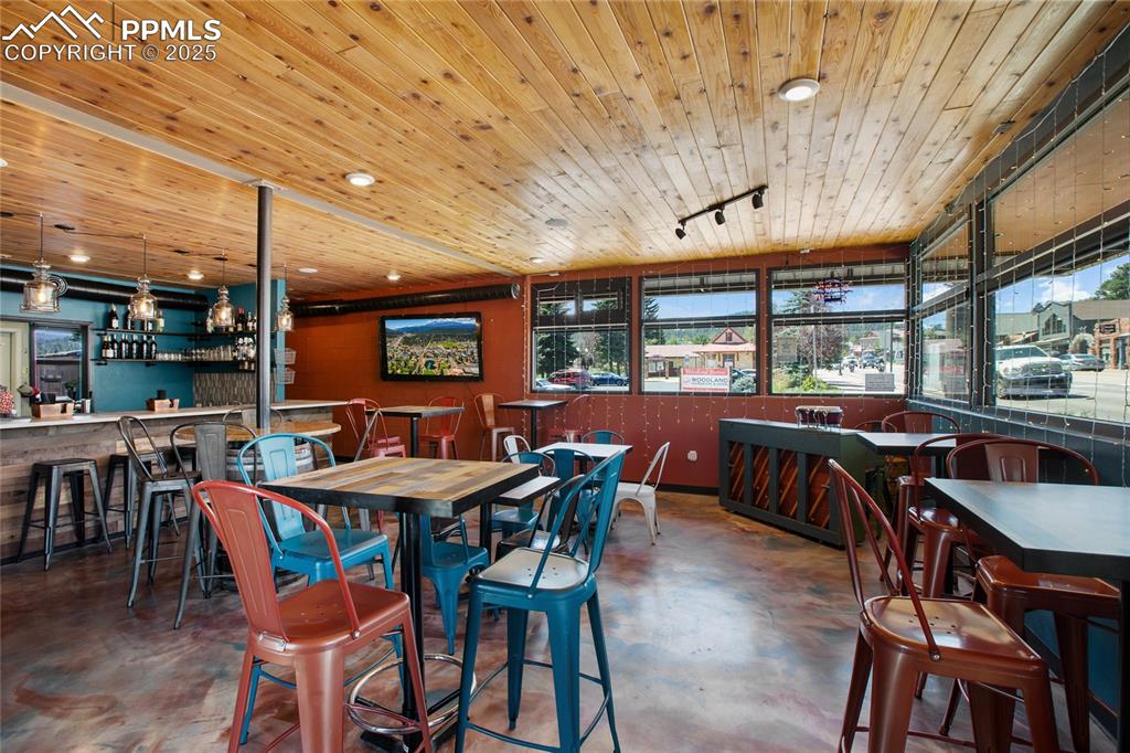 Image 31 of 48: Dining Area