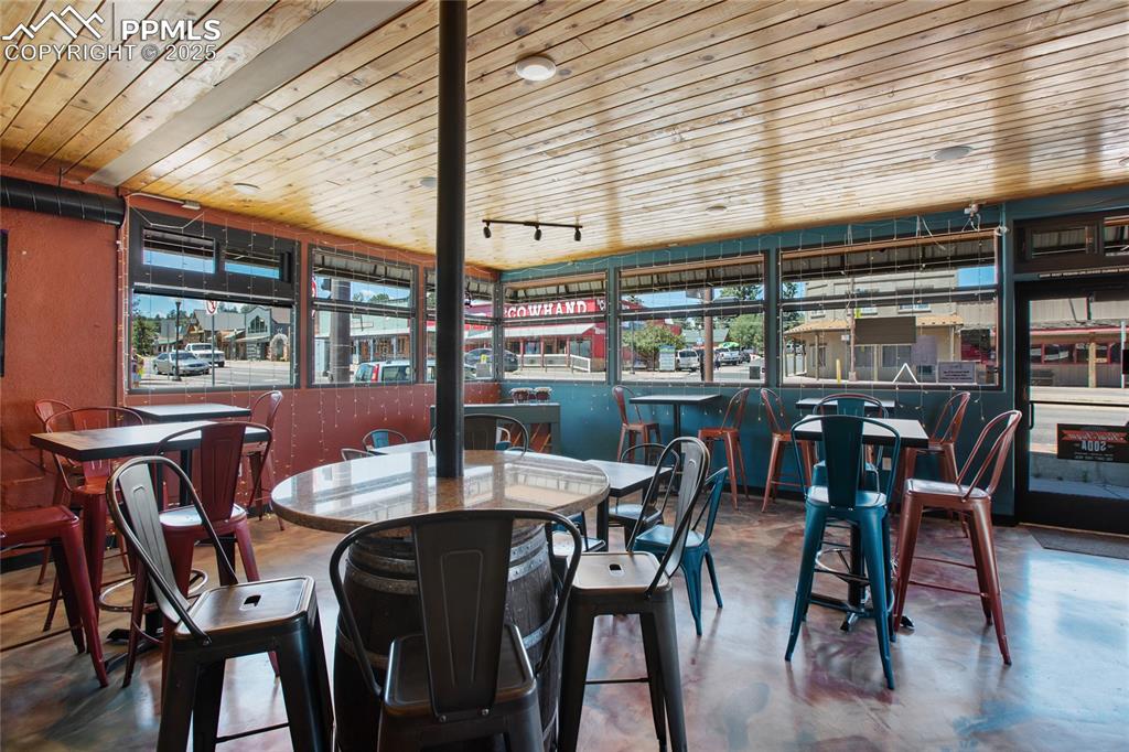 Image 33 of 48: Dining Area