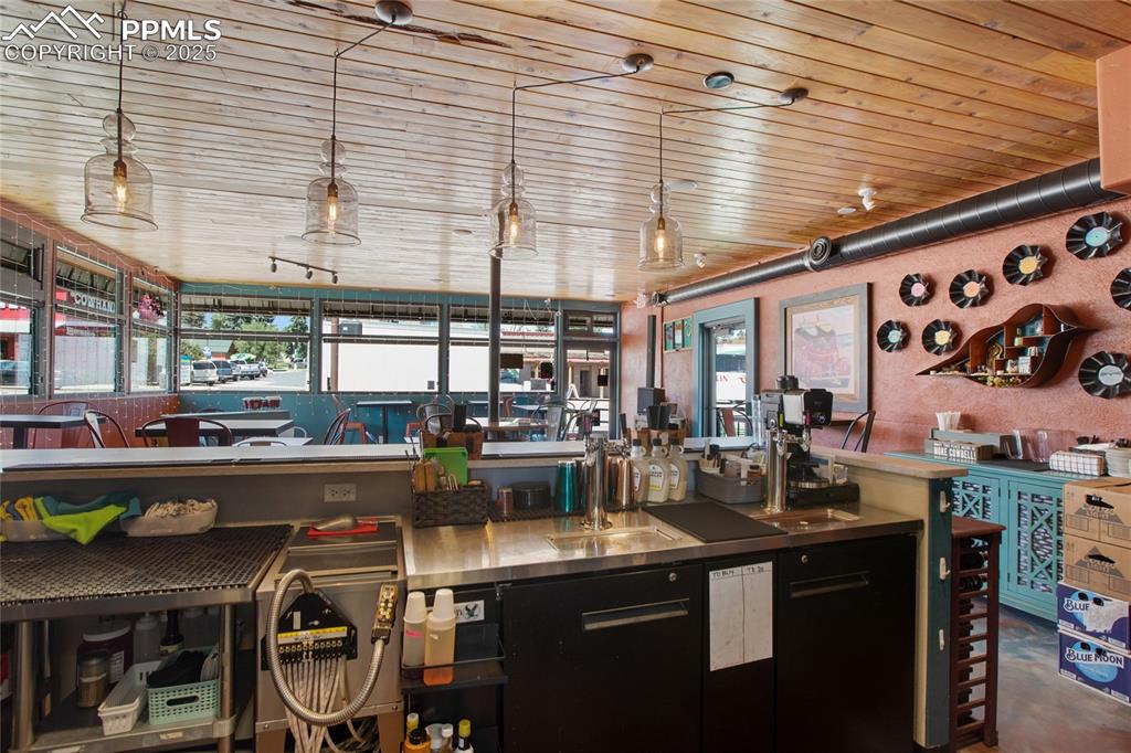 Image 36 of 48: Kitchen