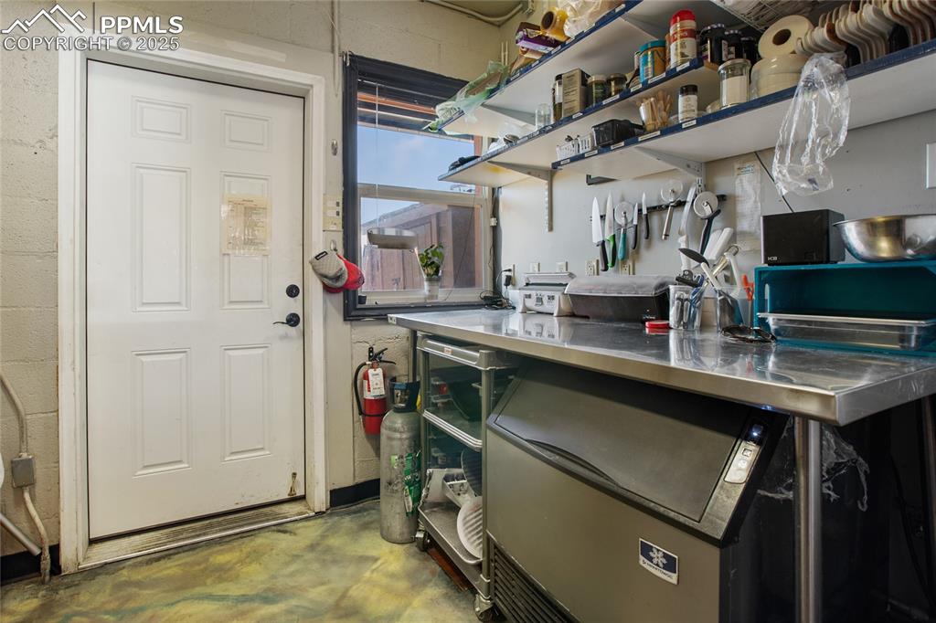 Image 37 of 48: Kitchen