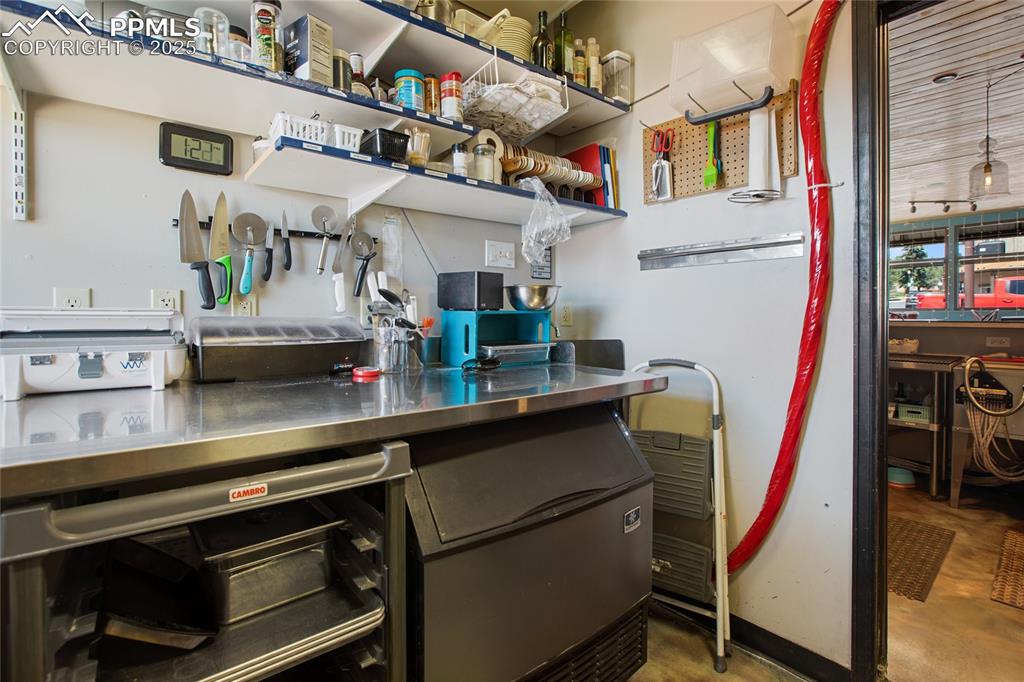 Image 38 of 48: Kitchen