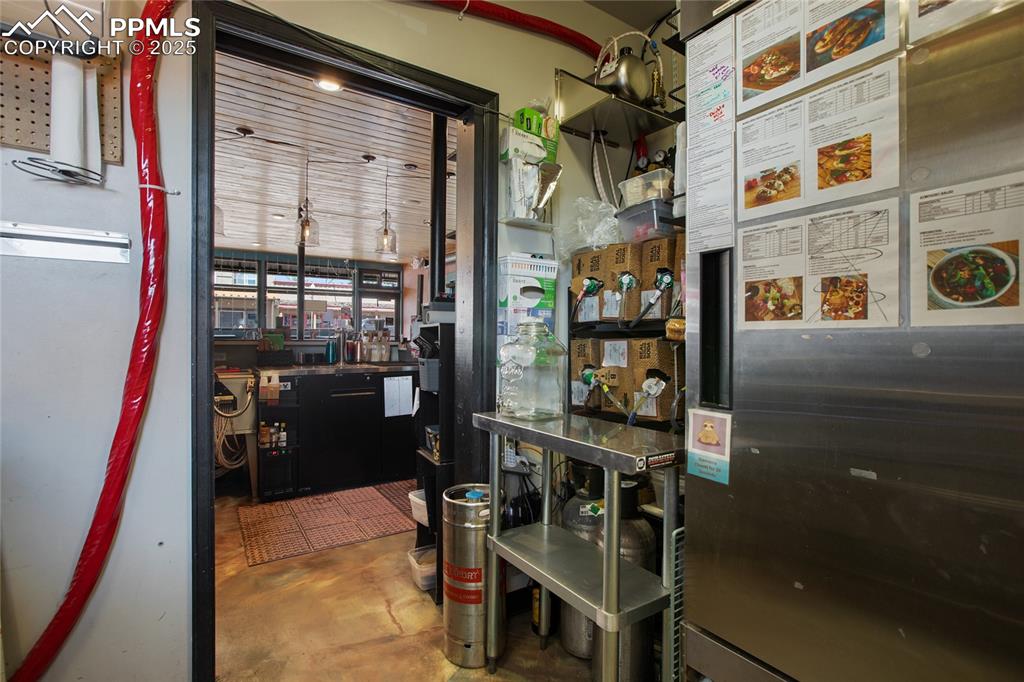 Image 39 of 48: Kitchen