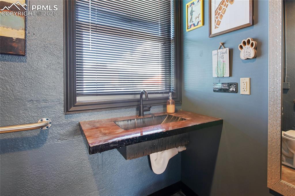 Image 40 of 48: Bathroom