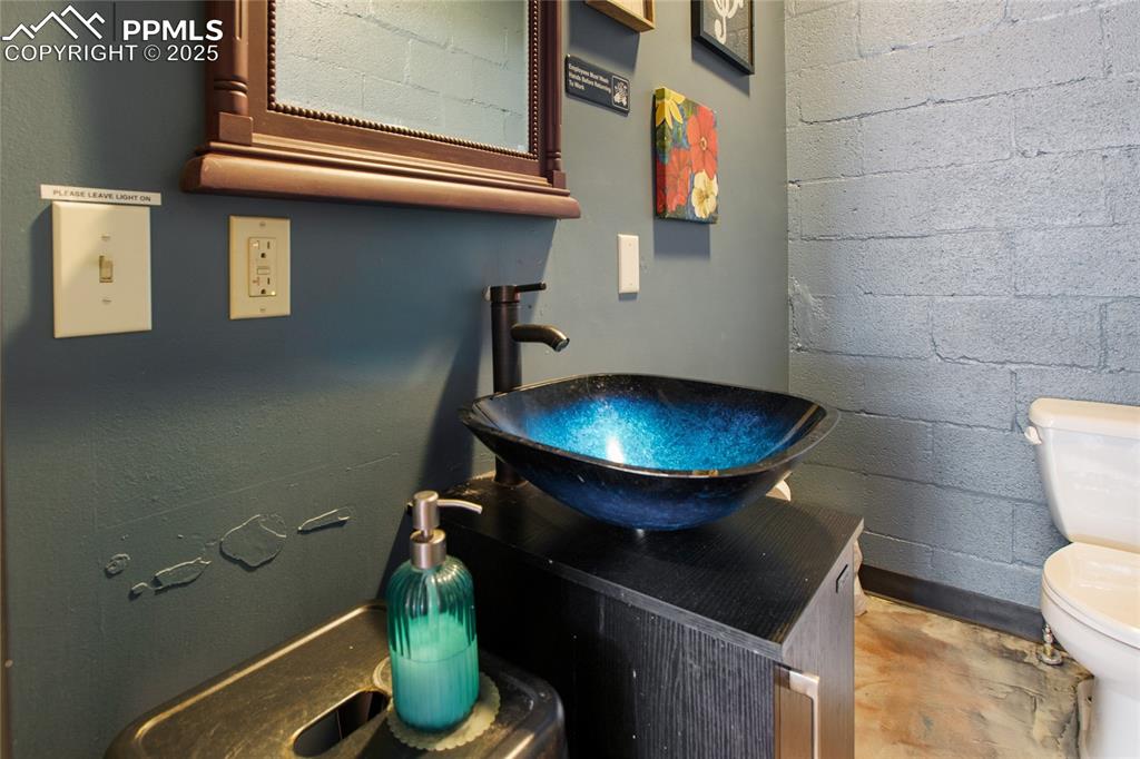 Image 41 of 48: Bathroom