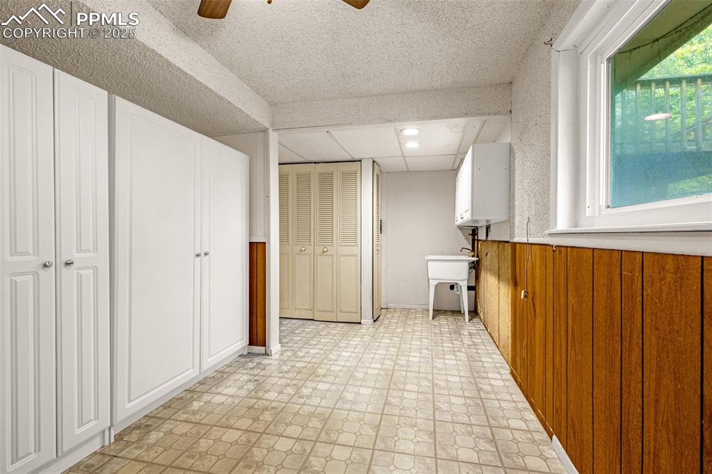 Image 12 of 14: Laundry