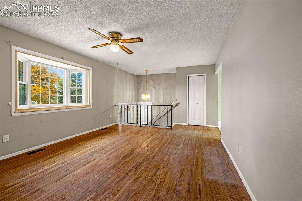 Image 4 of 14: Living Room