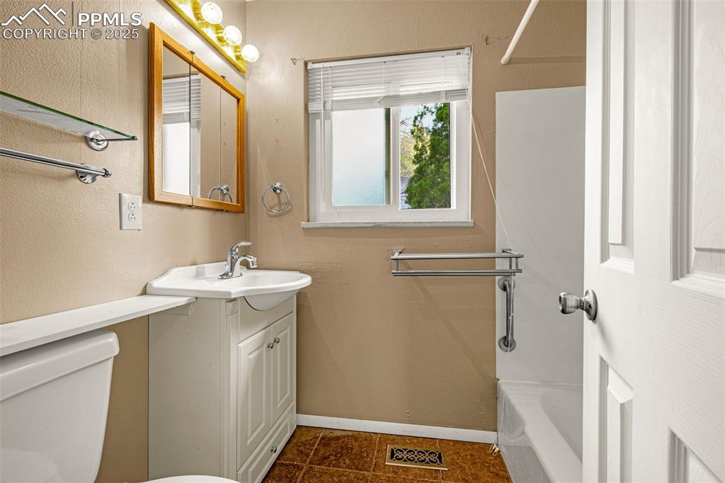 Image 6 of 14: Upstairs Bathroom