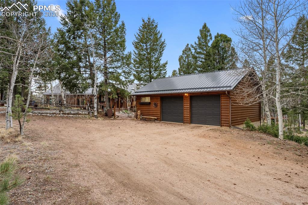 Image 25 of 28: Garage