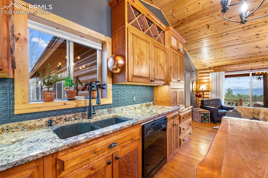 Image 6 of 34: Beautifully designed, this kitchen offers granite countertops, custom cabin