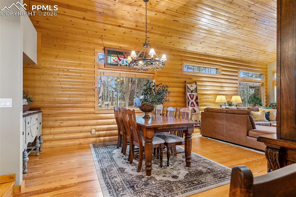 Image 8 of 28: Dining Area