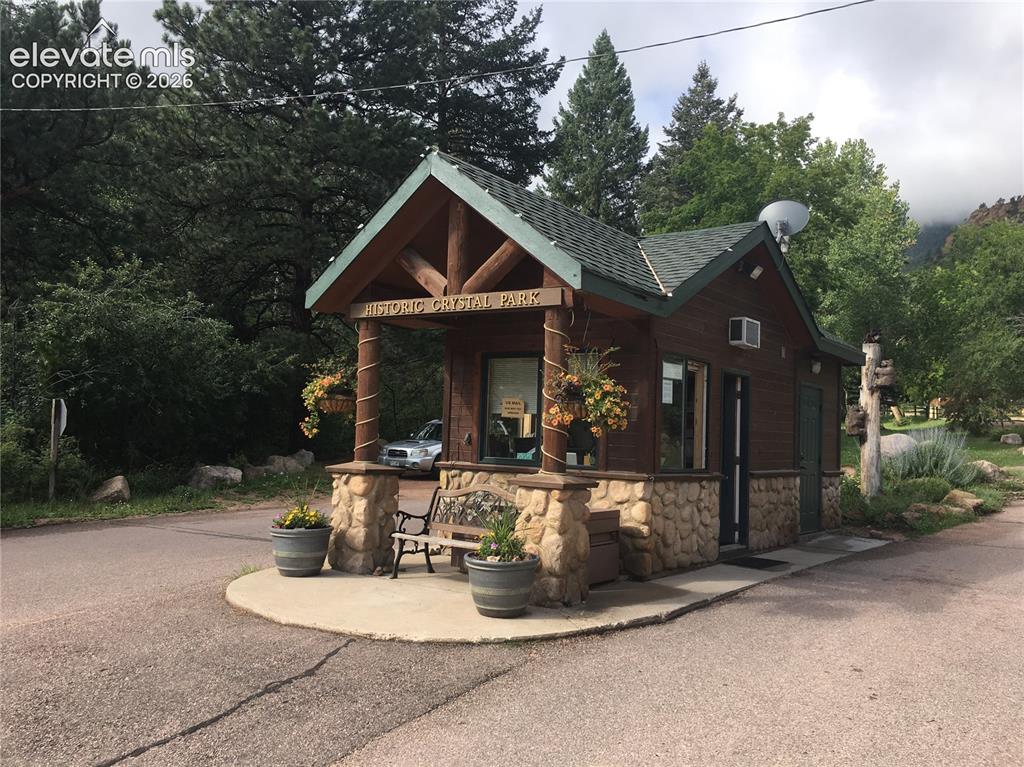 Image 22 of 22: Manned gate house