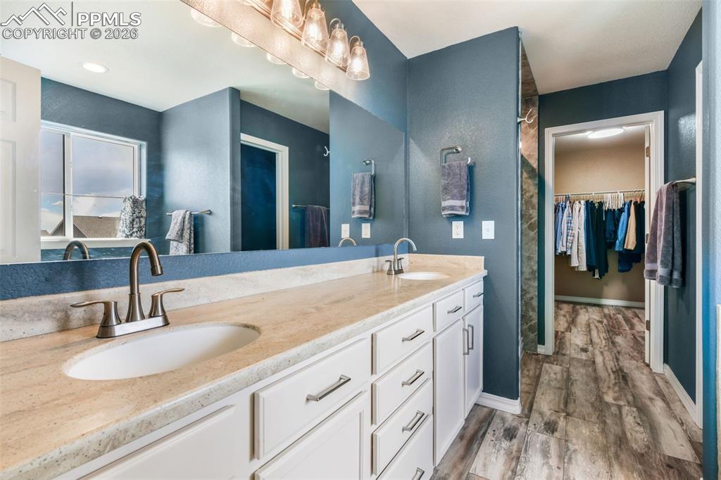 Image 22 of 50: Bedroom