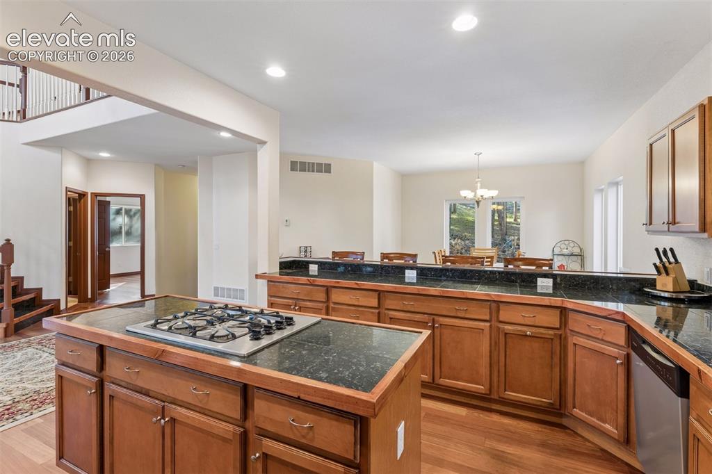 Image 18 of 45: Kitchen
