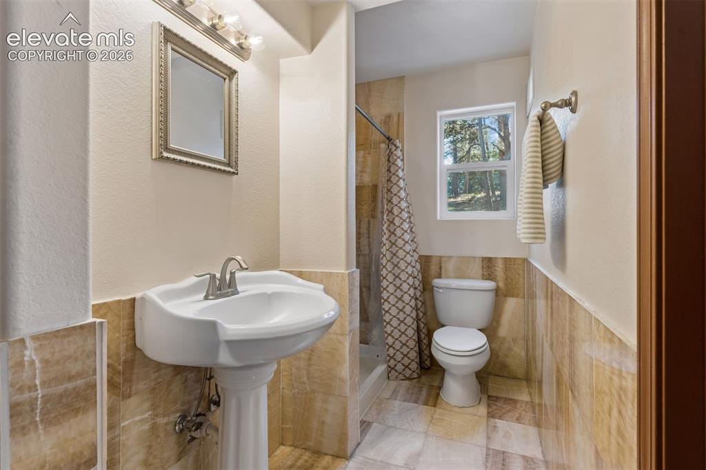 Image 19 of 45: Bathroom