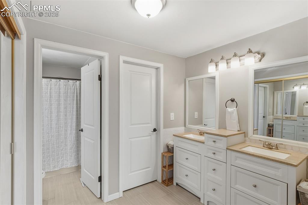 Image 14 of 33: En-suite primary bathroom