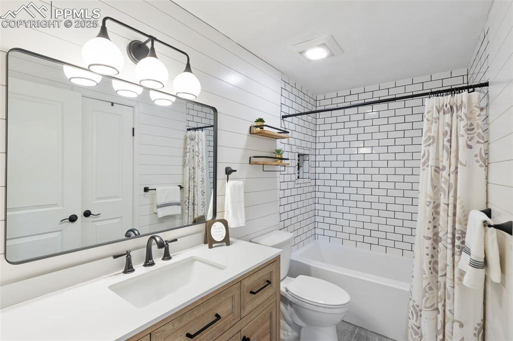 Image 15 of 33: Main level bathroom 