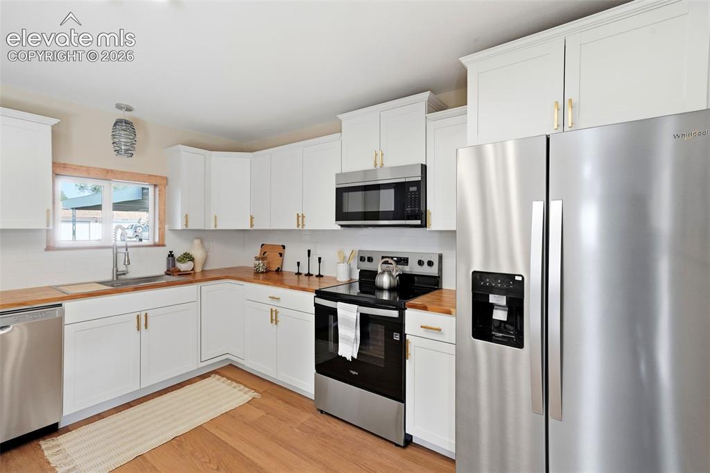 Image 13 of 34: Kitchen