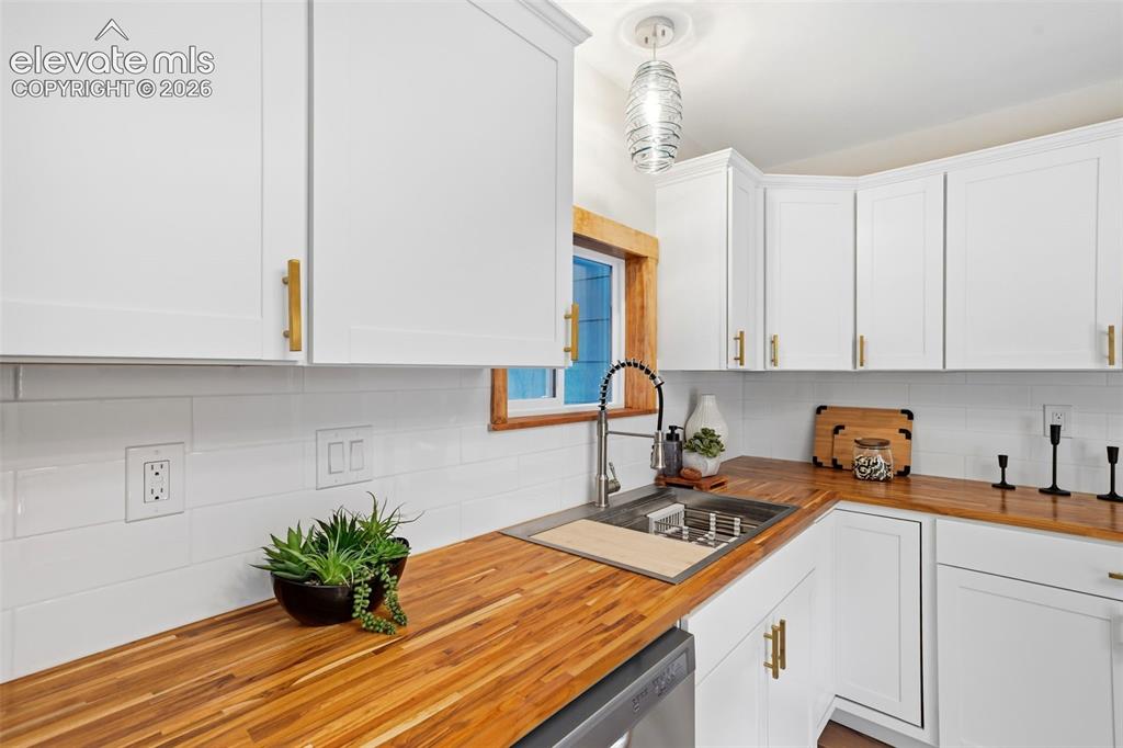 Image 16 of 34: Kitchen
