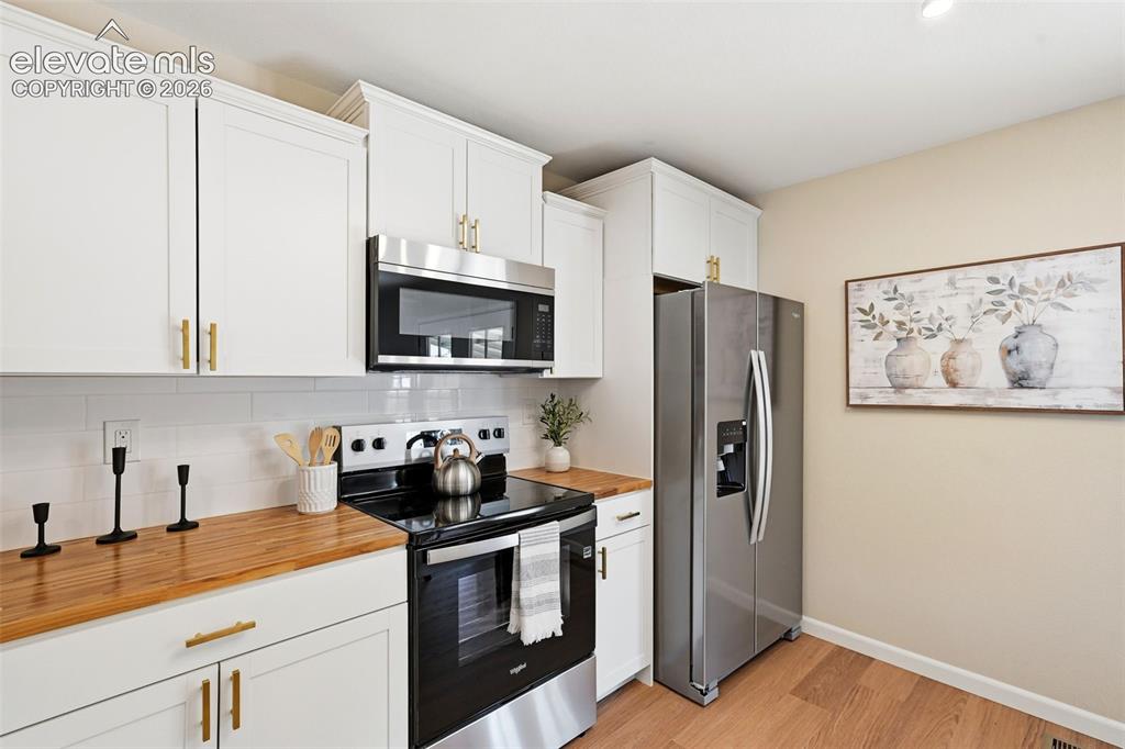 Image 17 of 34: Kitchen